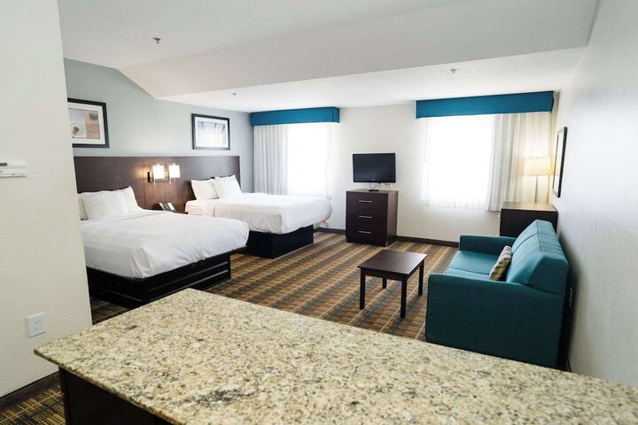 1 Queen Bed Suite (20 of 36)