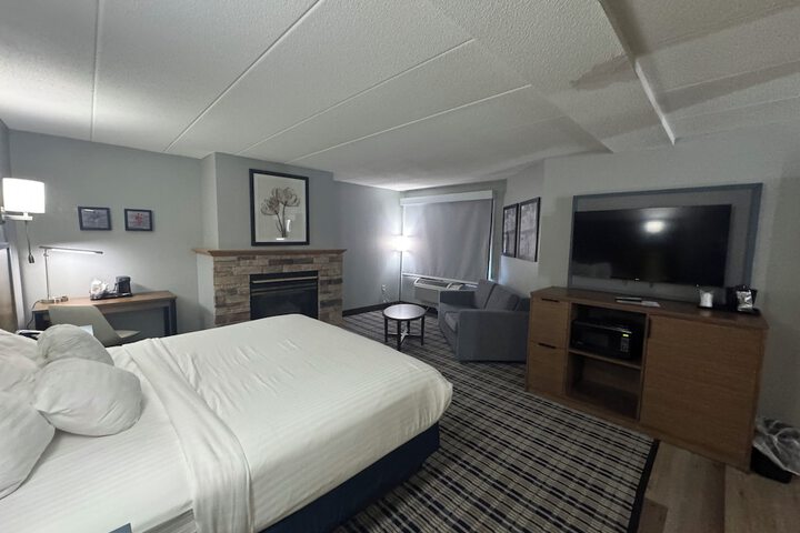 1 King Bed Accessible (3 of 20)