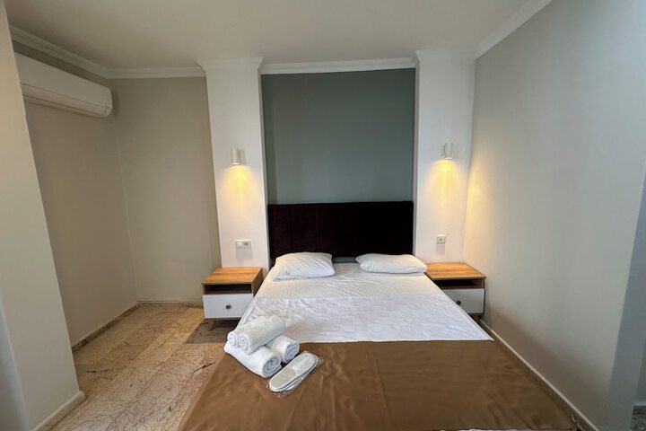 Room 3 of 171