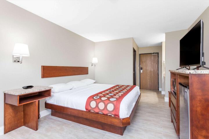 1 King Bed (3 of 7)