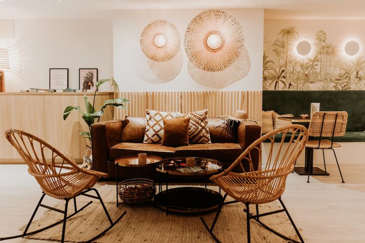 Lounge 73 of 83