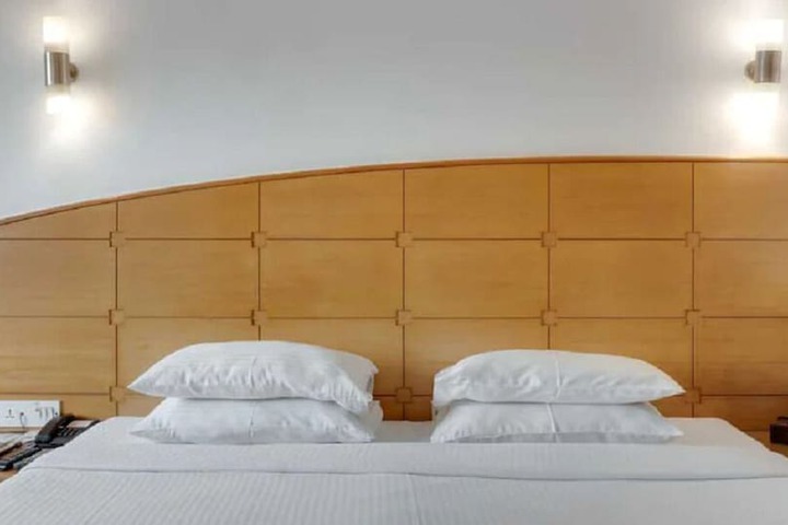 Room 10 of 18