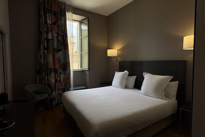 Room 21 of 102
