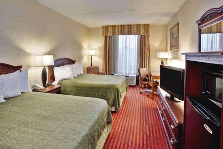 2 Queen Beds (9 of 12)