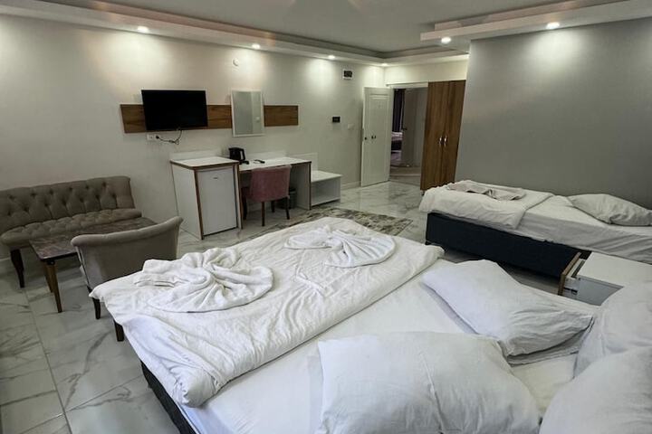 Room 8 of 9