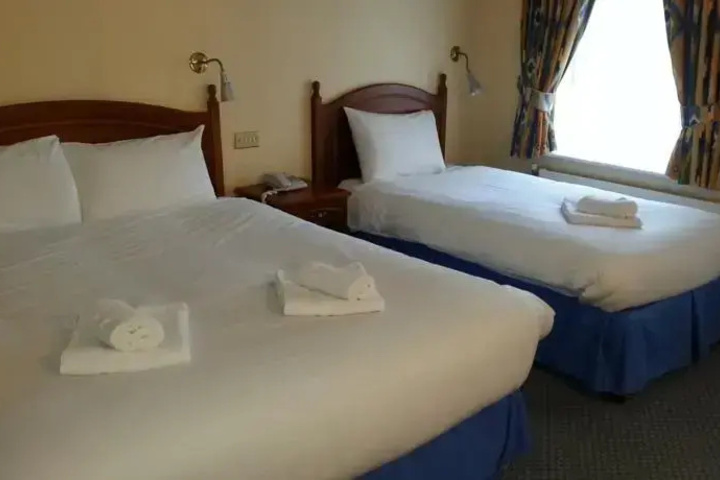 Room 6 of 9