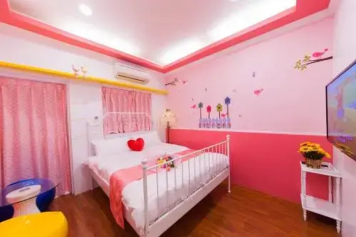 Room 4 of 12