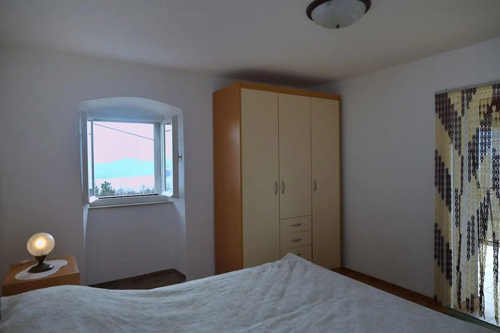 Room 5 of 18