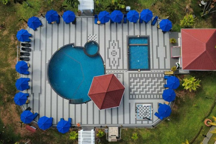 Pools & Facilities