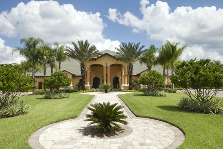 Hotel Exterior 36 of 37