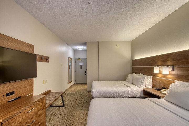 2 Queen Beds (6 of 18)
