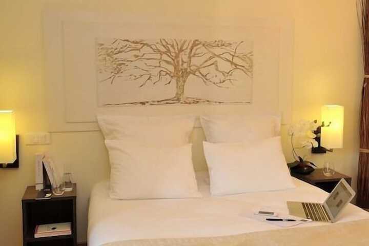 Room 6 of 18