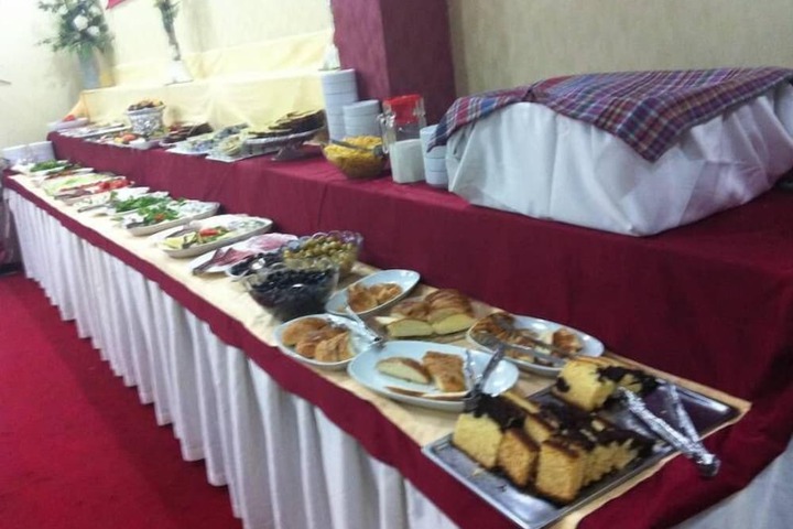 Dining 16 of 21