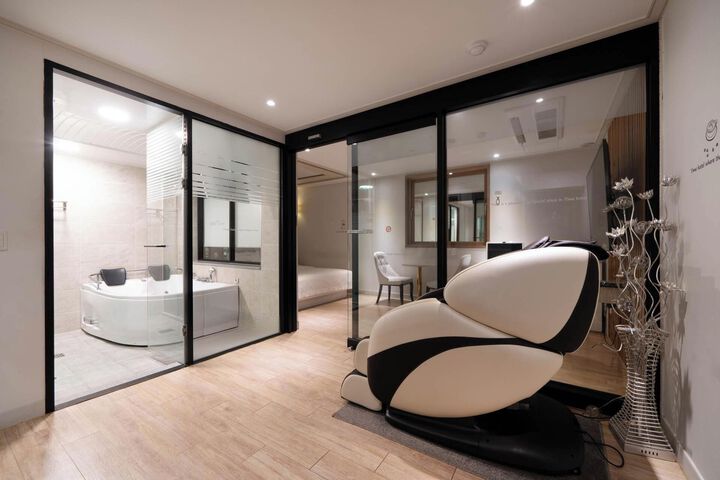 Room 51 of 74