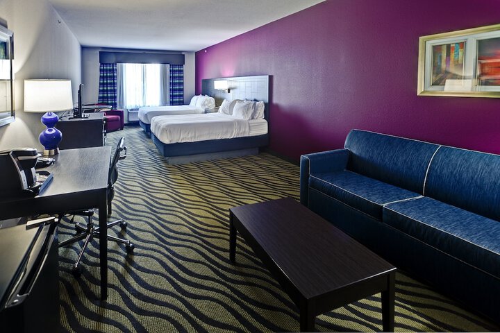 2 Queen Beds (2 of 8)