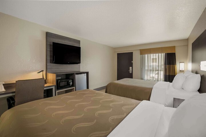 2 Double Beds (3 of 10)
