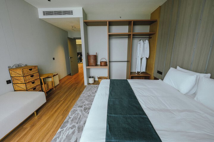 Room 17 of 33