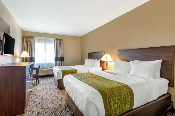 2 Queen Beds (8 of 10)