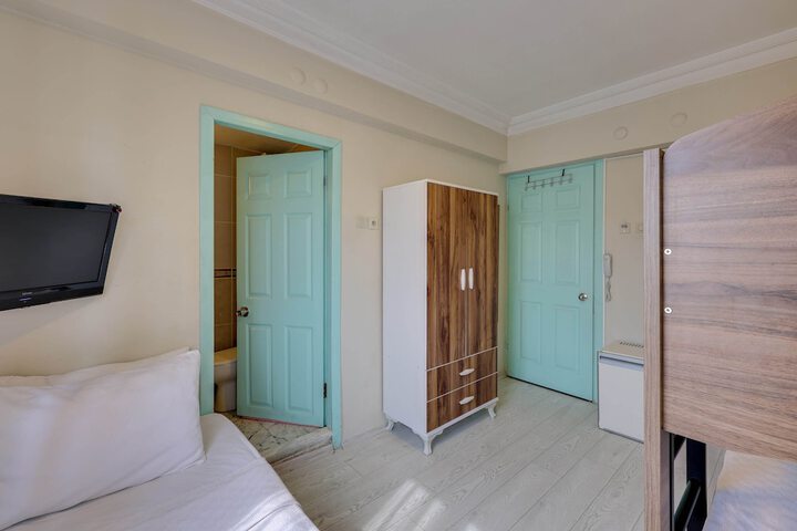 Room 30 of 102