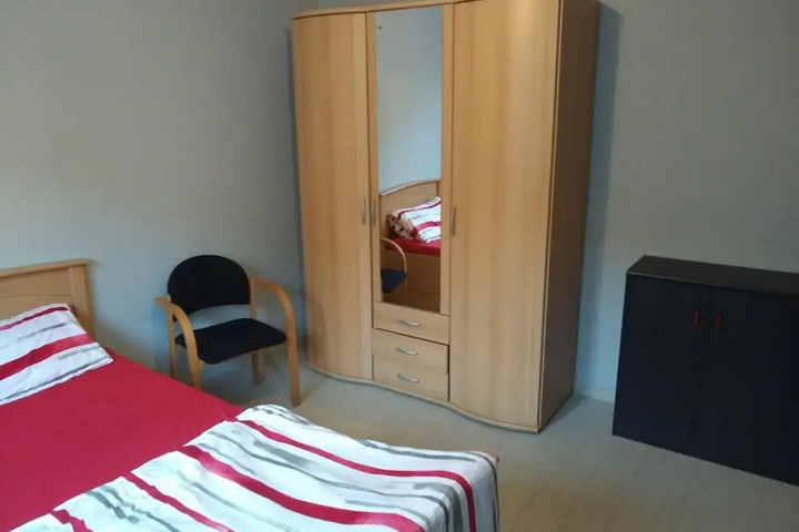 Room 6 of 10