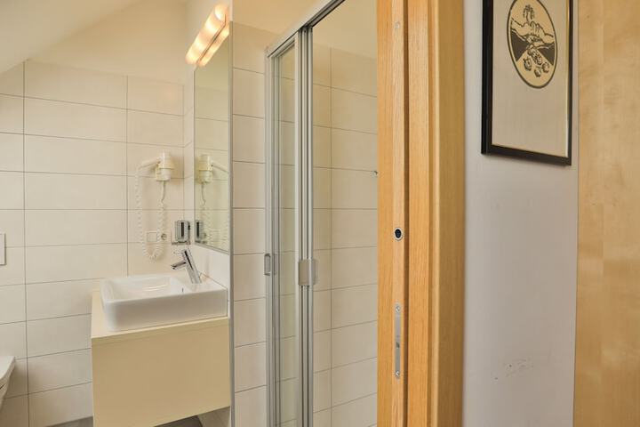 Room 14 of 120