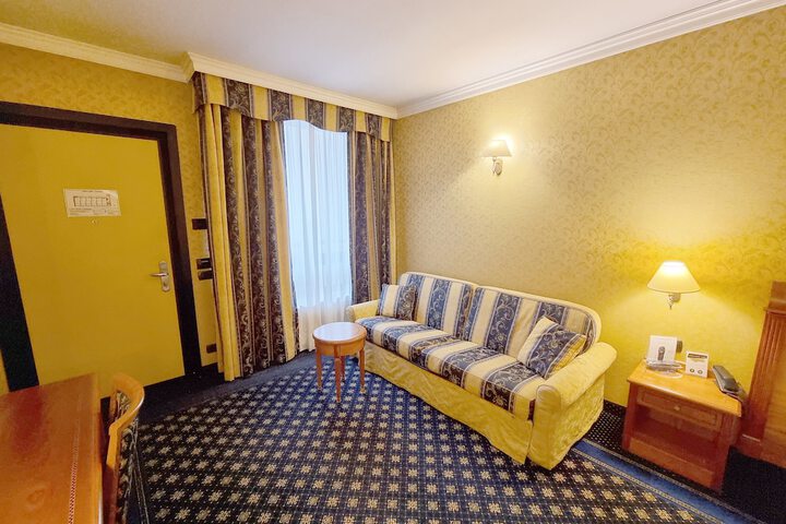 Room 4 of 32