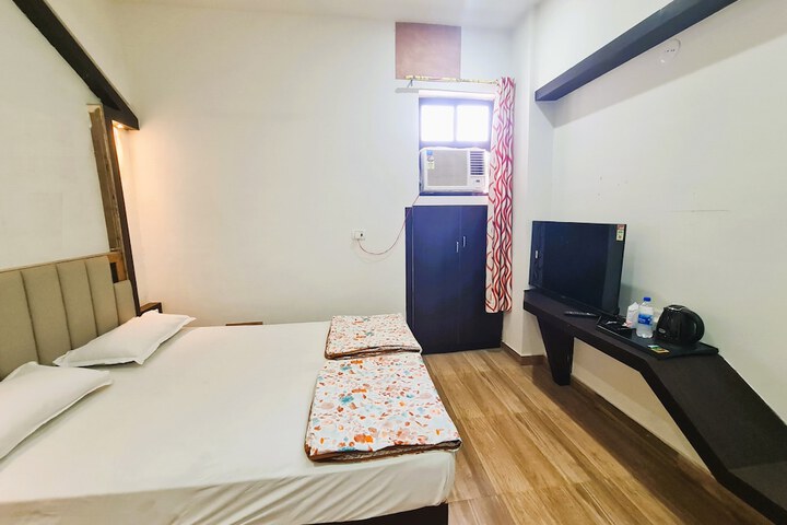 Room 10 of 14