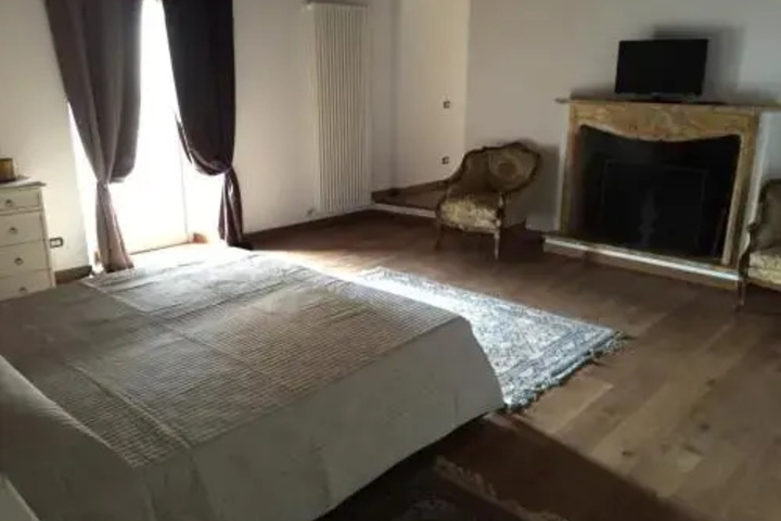 Room 4 of 10