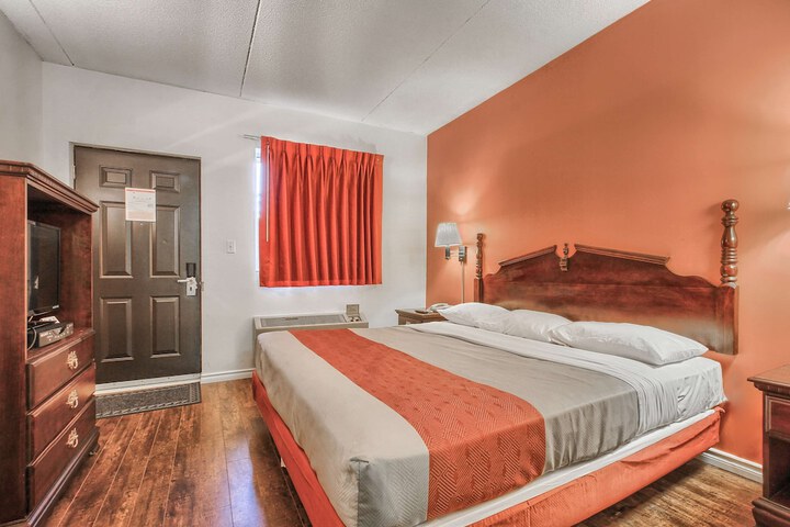 1 King Bed (7 of 14)