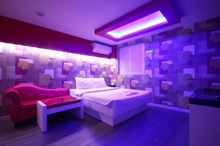 Room 7 of 33