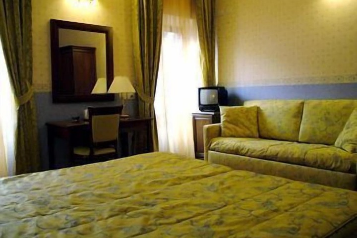 Room 37 of 142