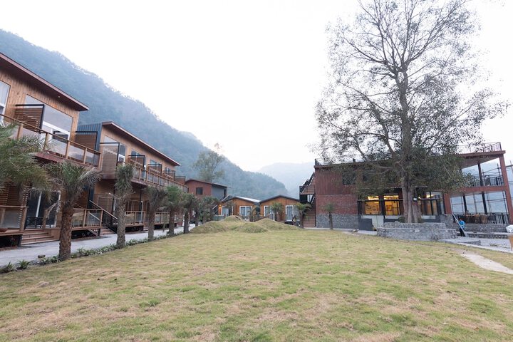 Hotel Exterior 76 of 96