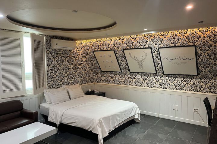 Room 10 of 29