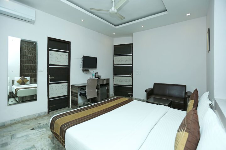 Room 11 of 30