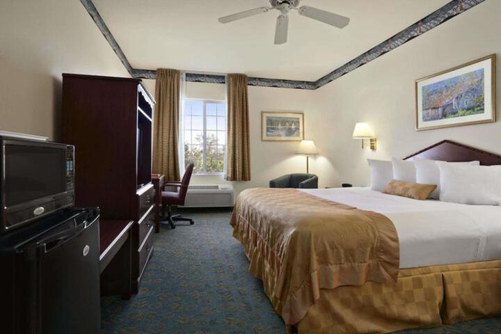 1 King Bed Accessible
