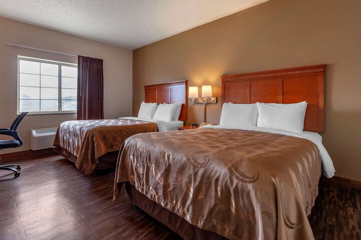 2 Queen Beds (2 of 7)