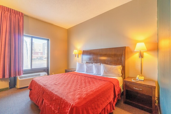 1 King Bed Suite (1 of 33)