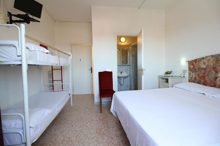 Room 6 of 15