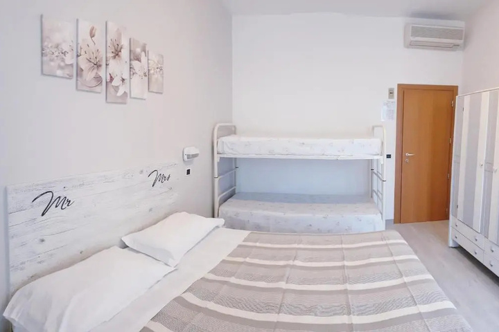 Room 4 of 9