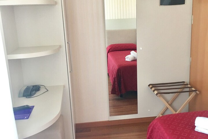 Room 12 of 32