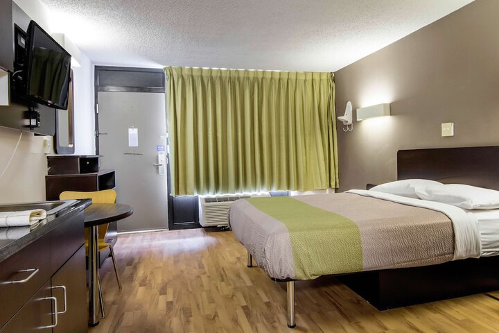 1 Queen Bed Kitchen (13 of 13)