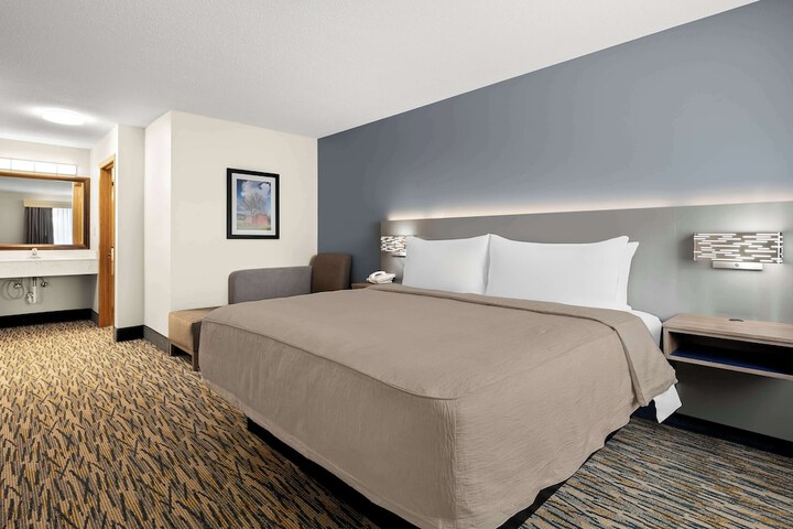 1 King Accessible Bathtub First Floor Microwave, Refrigerator WiFi Continental Breakfast (8 of 23)
