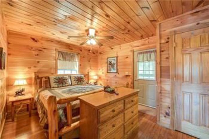 Photo of R Bearadise 2 Bedroom Home with Hot Tub