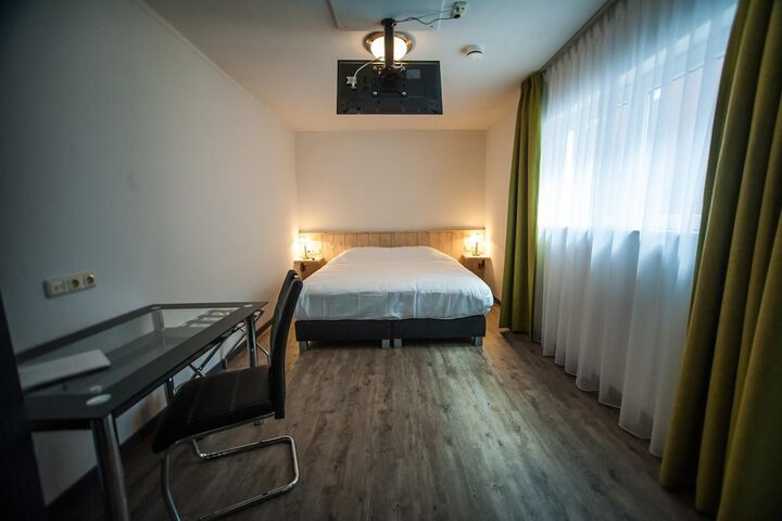 Room 10 of 32