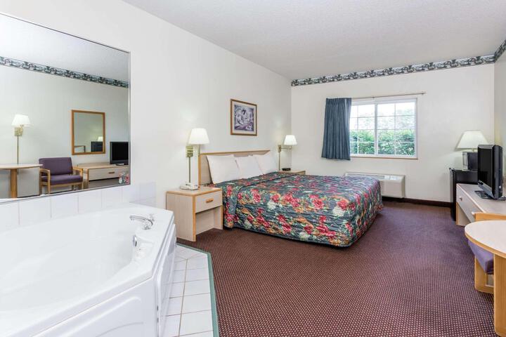2 Queen Beds Deluxe Room (12 of 15)