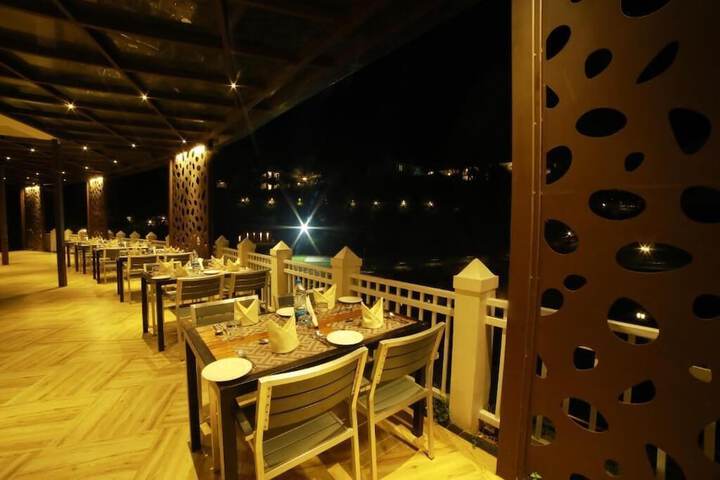 Dining 37 of 62