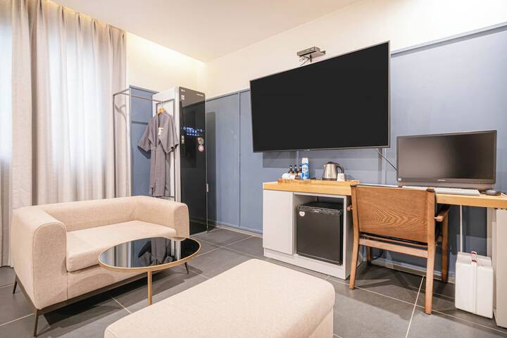 Room 7 of 28