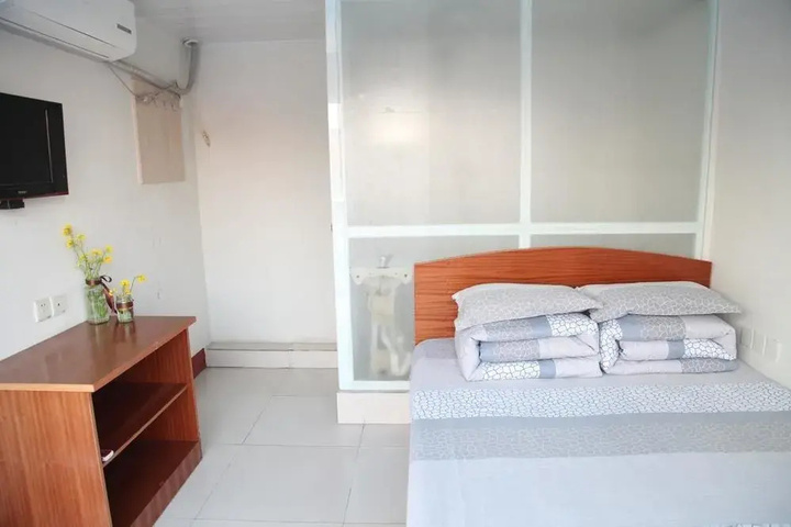 Room 6 of 8