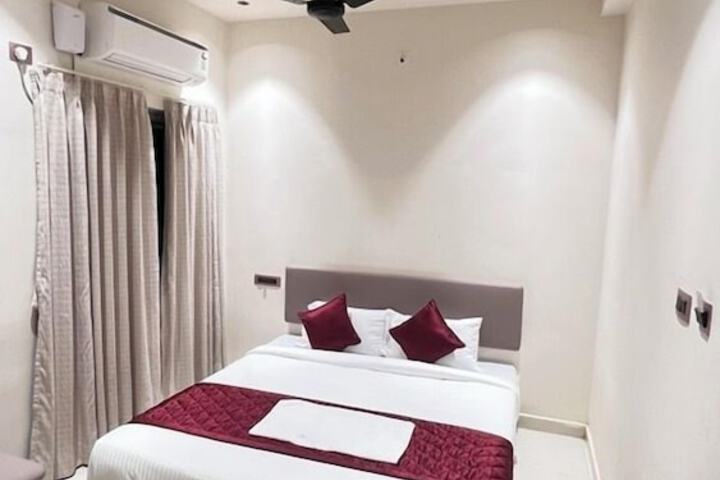 Room 4 of 8