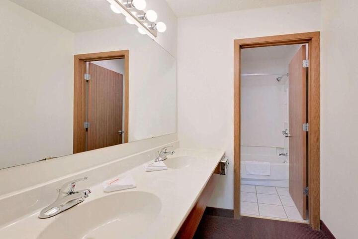 Room 10 of 13